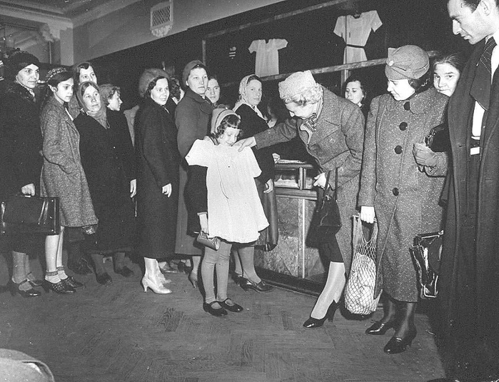 ссср Покупка платья к лету, Москва апрель 1941 года (700x535, 269Kb)
