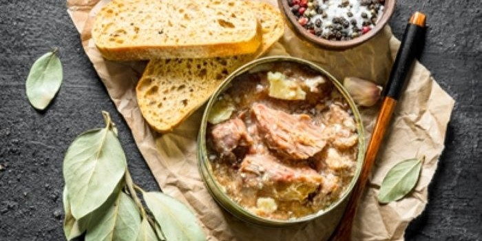 canned-meat-in-a-tin-on-paper-with-slices-of-bread-on-black-rustic (700x350, 207Kb)