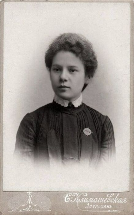  оссия Астраханская гимназистка, 1904 год (437x700, 110Kb)