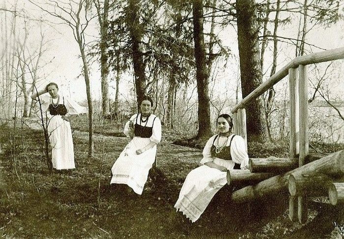  оссия Девушки в весенней усадьбе, 1912 год (700x486, 455Kb)