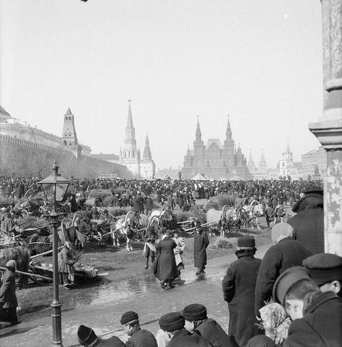  оссия Продажа вербы на Красной площади. Москва 1910 год (689x700, 255Kb)