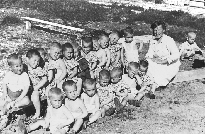 0 0 Фотография из фотоальбома «Дом ребенка Каргопольского исправительно-трудового лагеря». 1945 г. з фондов ГА  Ф (700x457, 251Kb)
