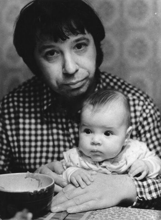 1986 Viktor Pivovarov s dcerou Mášou (1986) (513x700, 80Kb)