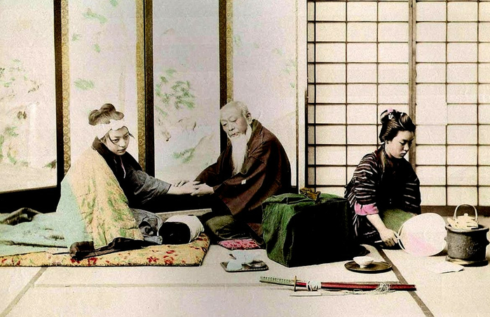 япония Визит врача к больной, 1890 год (700x453, 357Kb)