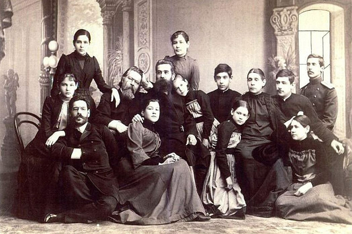  оссия Дворянская семья, 1907 год (700x465, 323Kb)