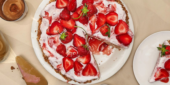 coconut-strawberry-ice-cream-pie-recipe-BA-080118 (700x350, 302Kb)