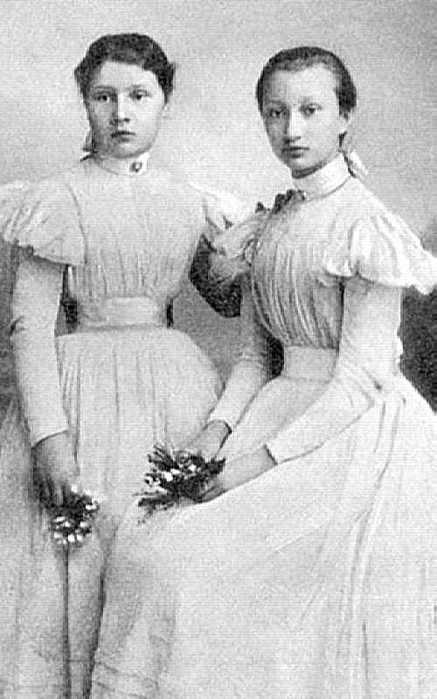 0 0 Надежда Обухова с сестрой, 1901 год (437x700, 195Kb)