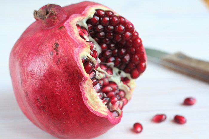 nature-plant-fruit-berry-food-red-produce-fresh-closeup-health-pomegranate-eating-antioxidant-vitamins-grains-the-richness-of-ripe-fruit-pomegranate-seeds-exotic- (700x466, 343Kb)