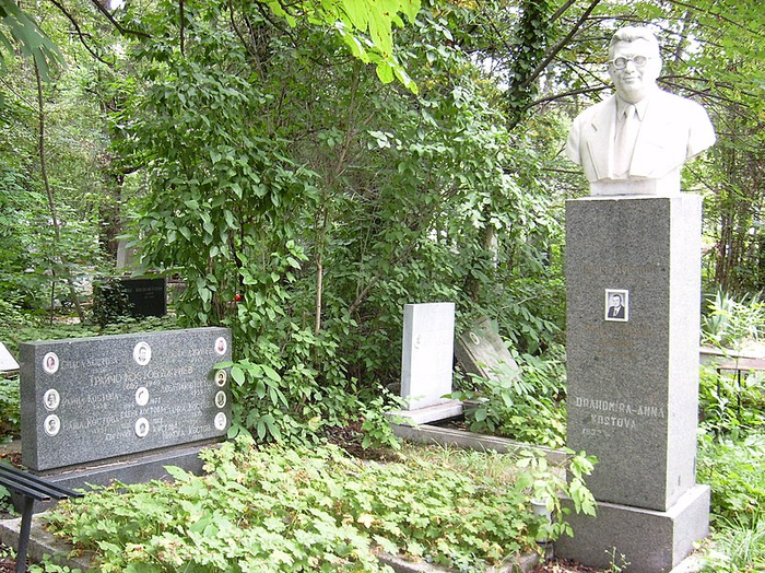 Kostov's_Grave (700x524, 598Kb)