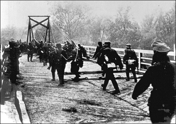 0 0 Войска фашистской Германии переходят пограничную реку. 22 июня 1941 г. (700x491, 242Kb)