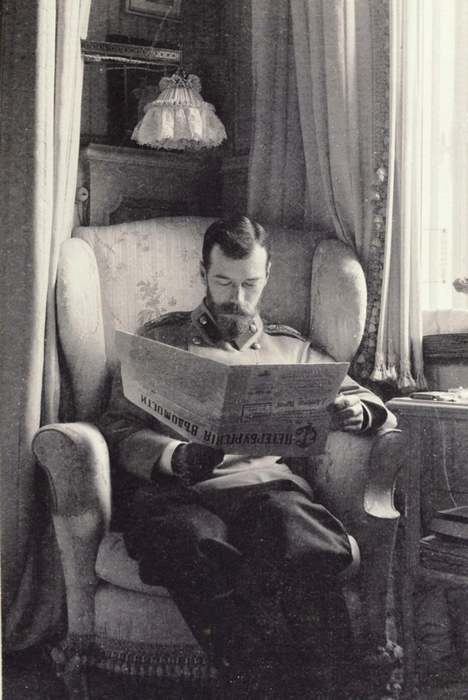 Николай II читает газету  1902 (468x700, 289Kb)