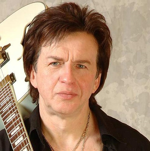 26-marta-2011-goda-skonchalsya-aleksandr-baryikin--pevets,-kompozitor,-gitarist. (490x491, 193Kb)