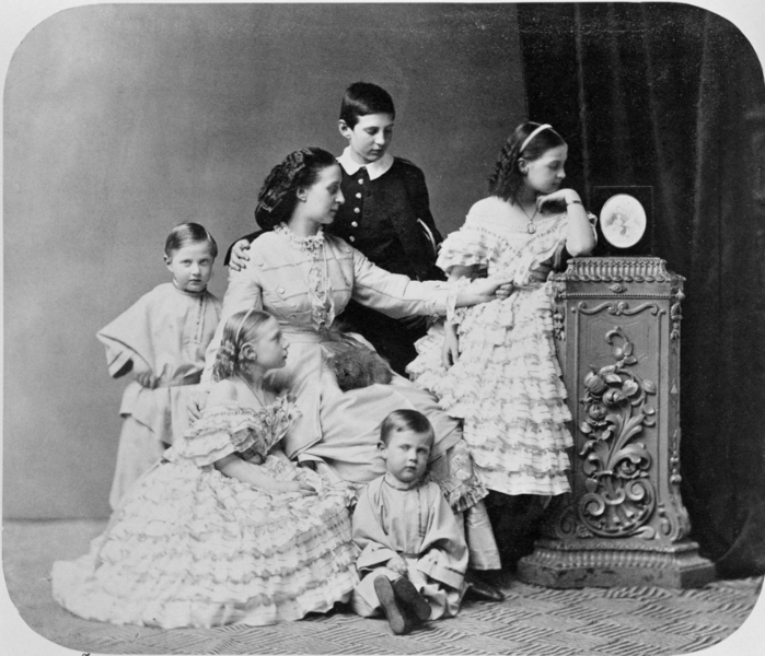  оссия Великая княгиня Александра осифовна с детьми, 1862 год (700x600, 308Kb)