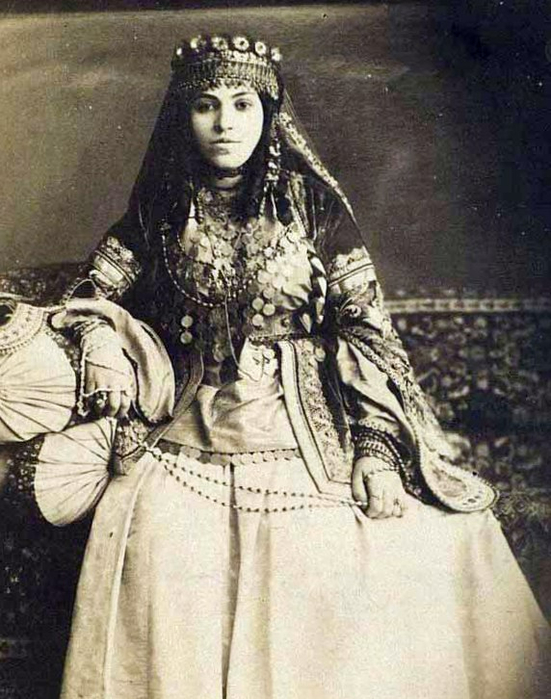  оссия Молодая армянка в национальном костюмеЮ 1890 год (551x700, 352Kb)
