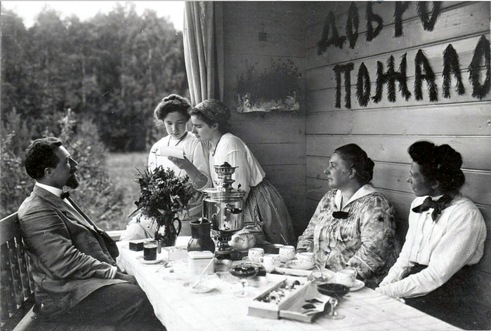  оссия Чаепитие на даче, 1900 год (700x472, 315Kb)