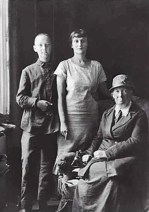 ссср Анна Ахматова с сыном Львом Гумилёвым и свекровью Анной вановной Гумилёвой, 1925 год (490x699, 133Kb)