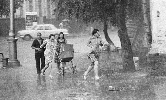 ссср Жители Сыктывкара спасаются от дождя, 1980 (700x421, 217Kb)