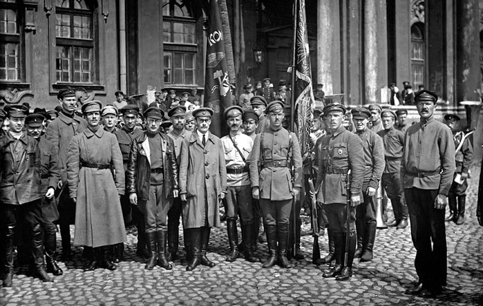 ссср Группа военных специалистов ?nbsp;ККА у Зимнего дворца, Петроград 1919 год (700x443, 237Kb)
