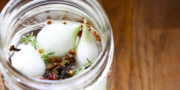 pickled-pearl-onions-horizontal-crdt-emma-janzen (700x350, 222Kb)