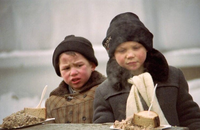 1995 год. В крупных городах благотворительные организации устраивали бесплатные обеды для бездомных. (700x455, 251Kb)