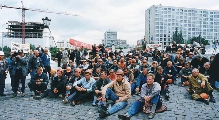 забастовка шахтеров под Домом правительства в Москве, в 1998 году (700x385, 331Kb)