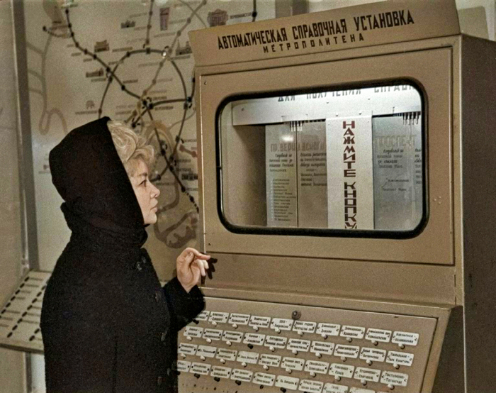 ссср Автоматическая справочная установка на станции метро Комсомольская, 1967 год (700x554, 424Kb)