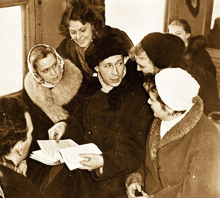 ссср  епетиция в электричке, 1958 год, из архива театра «Современник». (700x629, 494Kb)