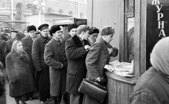 ссср Очередь в киоск “Союзпечать” со свежей прессой на Ярославском вокзале. 1956г. (700x432, 203Kb)