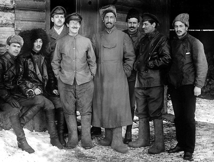 ссср Красные командиры полка деревенской бедноты. 1918 год (700x528, 258Kb)