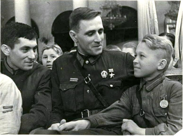 ссср Герой Советского Союза Александр Дивочкин и сын полка Леша  ябов, 1942 год (700x520, 262Kb)