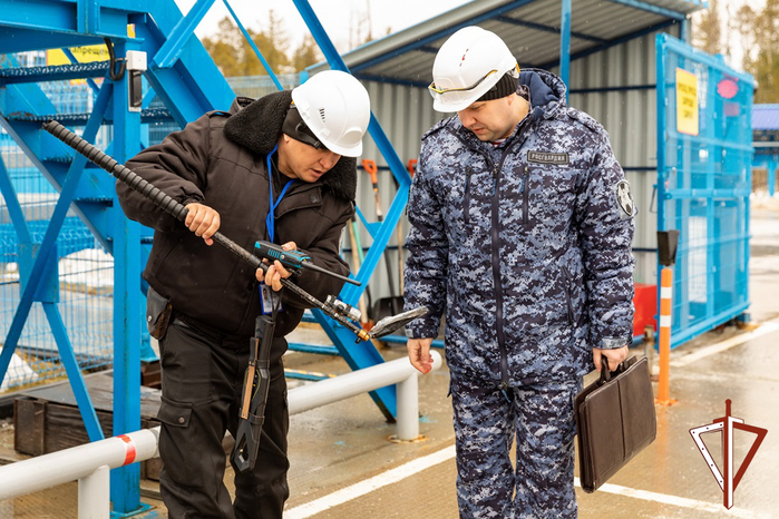 7290319_V_Ugre_podrazdeleniya_goskontrolya_Rosgvardii_podveli_itogi_deyatelnosti_v_2024_gody (700x466, 472Kb)