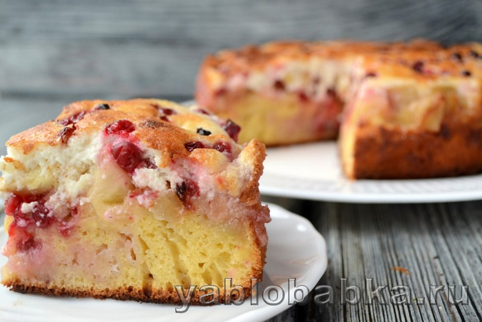 шарлогка с брусникой и яблоками в духовке 1 (700x467, 298Kb)