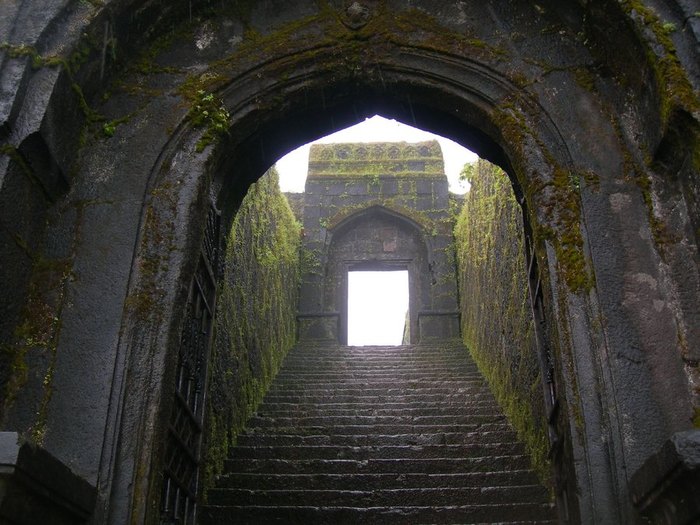 structures-inside-raigad-fort (700x525, 91Kb)