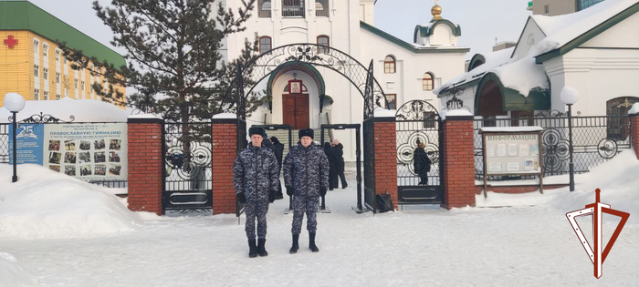 7290319_V_Ugre_lichnii_sostav_Rosgvardii_vipolnil_zadachi_po_ohrane_obshestvennogo_poryadka_v_Kreshenie_Gospodne (700x315, 231Kb)