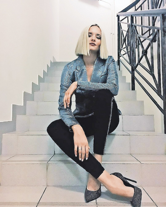 1666335686_1-mykaleidoscope-ru-p-pevitsa-aleksandra-vorobeva-pinterest-1 (560x700, 389Kb)