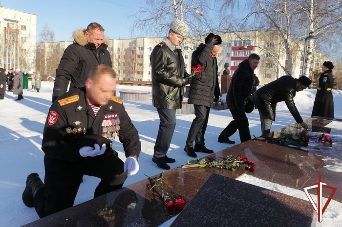 7290319_V_Ugre_voennoslyjashie_i_sotrydniki_Rosgvardii_prinyali_ychastie_v_meropriyatiyah_posvyashennih_Dnu_zashitnika_Otechestva (700x466, 368Kb)