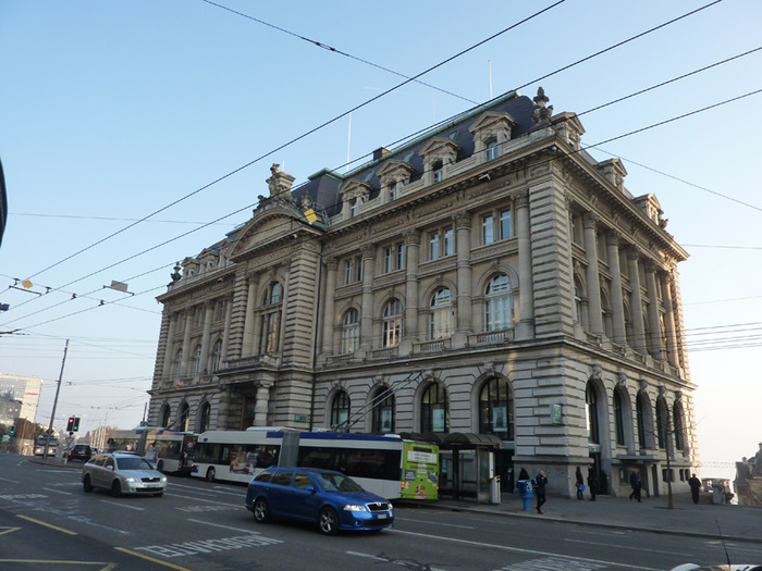 Лозанна. За консерваторией – здание Banque Cantonale (банк кантона), (700x525, 146Kb)
