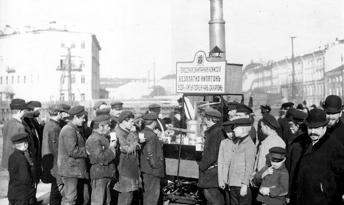  оссия Очepeдь зa бecплaтным кипяткoм у пунктa гopoдcкoй Сaнитapнoй кoмиccии. 1908 год. (700x418, 173Kb)