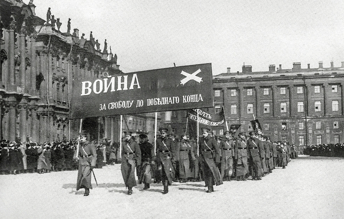россия Парад военных училищ и школ прапорщиков на Дворцовой площади. 19 марта 1917 (700x445, 296Kb)