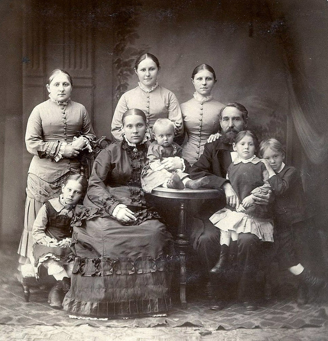 оссия Семья дворянина Якова Михайловича Мамонтова, Красноярск 1883 год (672x700, 474Kb)