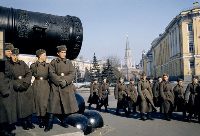 ссср Артиллеристы в Кремле около Царь-пушки, Москва 1960 год (700x474, 352Kb)