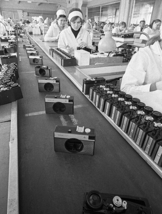 ссср В сборочном цехе фотоаппаратов Смена, 1973 год (531x700, 220Kb)