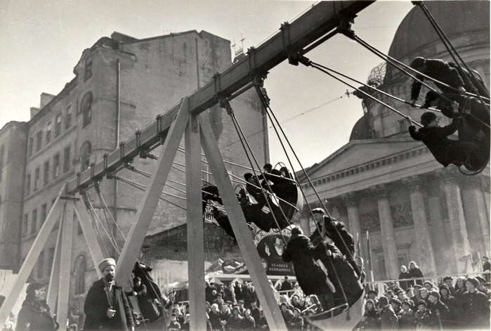 ссср На весенней ярмарке рядом с Троицким собором в Ленинграде, 1949 год (700x471, 353Kb)