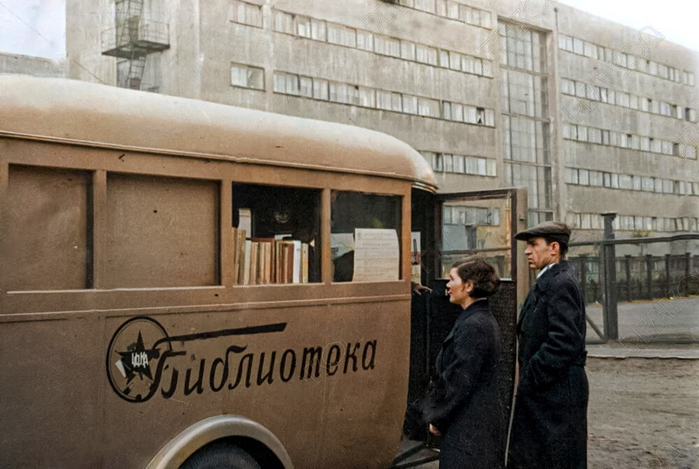 ссср Передвижная библиотека у студенческого общежития, Москва 1937 год (700x469, 310Kb)