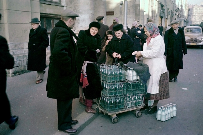ссср Тележка с молоком на улица 25-го октября (Никольская улица), Москва, 1959 год (700x466, 335Kb)