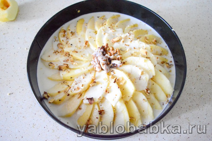 сметанная шарлотка с яблоками и грецкими орехами 14 (700x465, 351Kb)