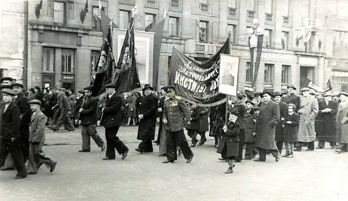 ссср Первомайская демонстрация в Ленинграде, 1949 год (700x405, 316Kb)