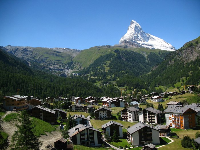 Швейцария. Панорама Церматта. Вдали видна гора Маттерхорн (700x525, 110Kb)