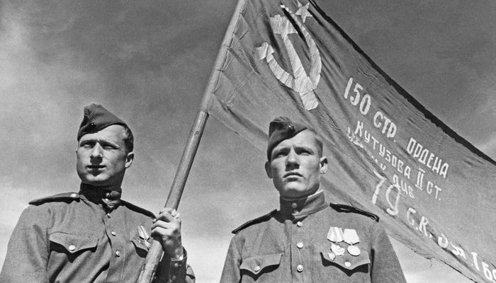 Ml_serzhant-M_Kantatriya-i-serzhant-M_Egorov_1945 (700x400, 55Kb)