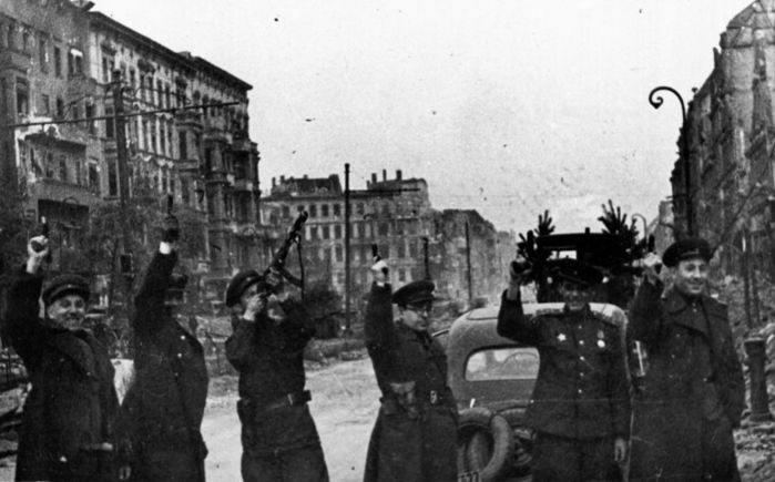 V-Berline_1945_author-P_Sotnikov (700x435, 50Kb)